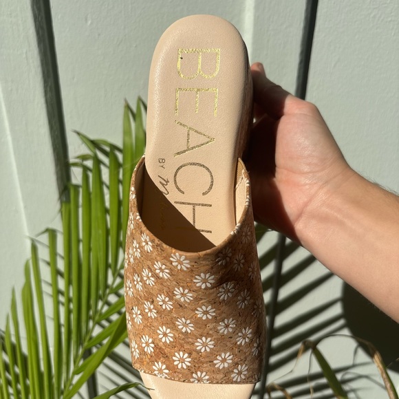 BEARPAW Women's Tan Daisy Wedge Sandals - Picture 3 of 7